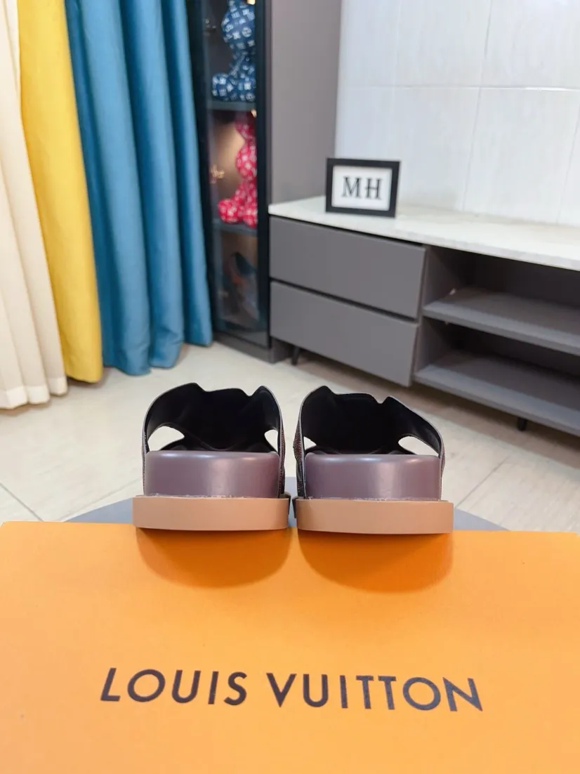 Men's shoes💰300🌹🌹【LV】Multi-color new men's slippers, original top-quality version, original special cowhide with pebbled embossing➕sheepskin on the inner and side, non-slip combination sole, more stable walking, more comfortable and lightweight, high-end and generous, size: 38~44